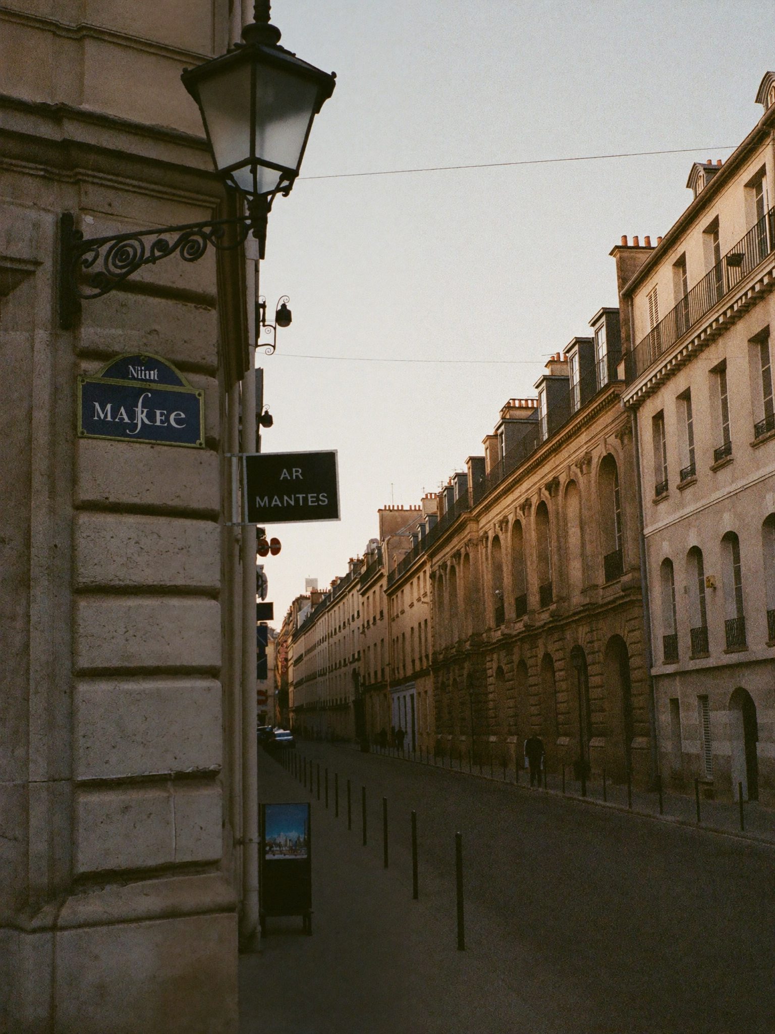Rue pavée du vieux Nantes au petit matin, près de l'agence Lisière
